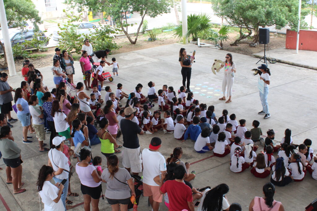Taller de ecoladrillos Ecoliiks en escuela primaria Tratados de Córdoba, Cancún Quintana Roo 