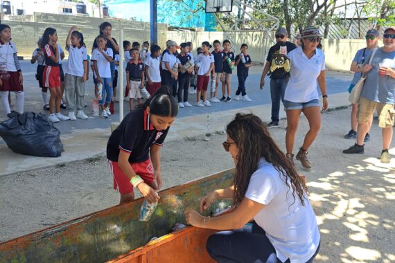 Ecobanca en primaria Luis Donaldo Colosio, Puerto Aventuras