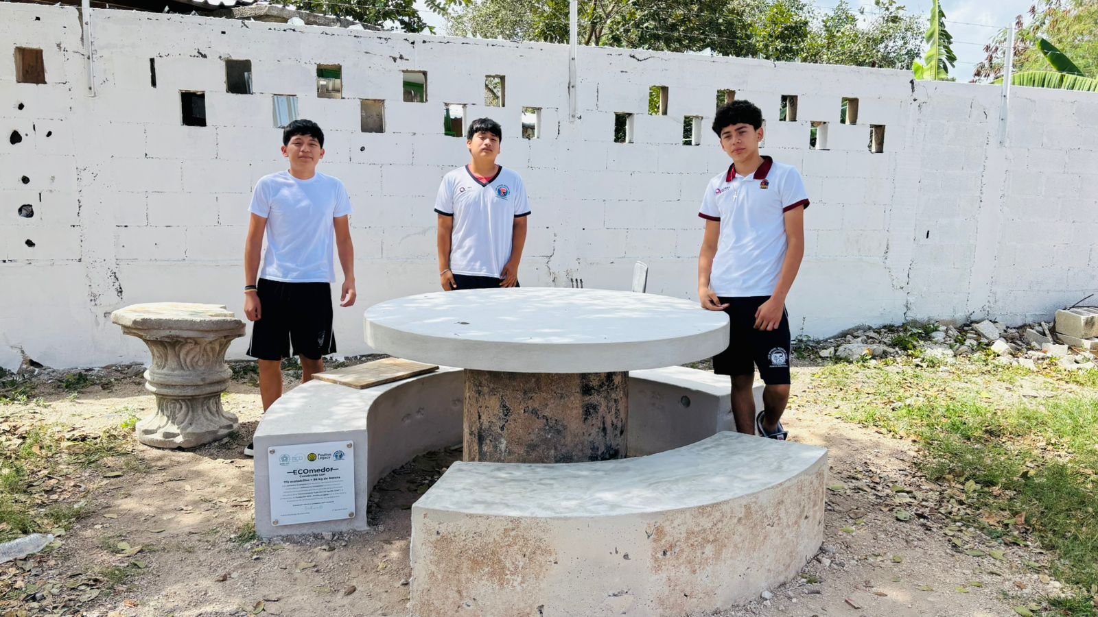 ECOmedor Ecoliiks en Puerto Aventuras: estudiantes construyen infraestructura sostenible con residuos