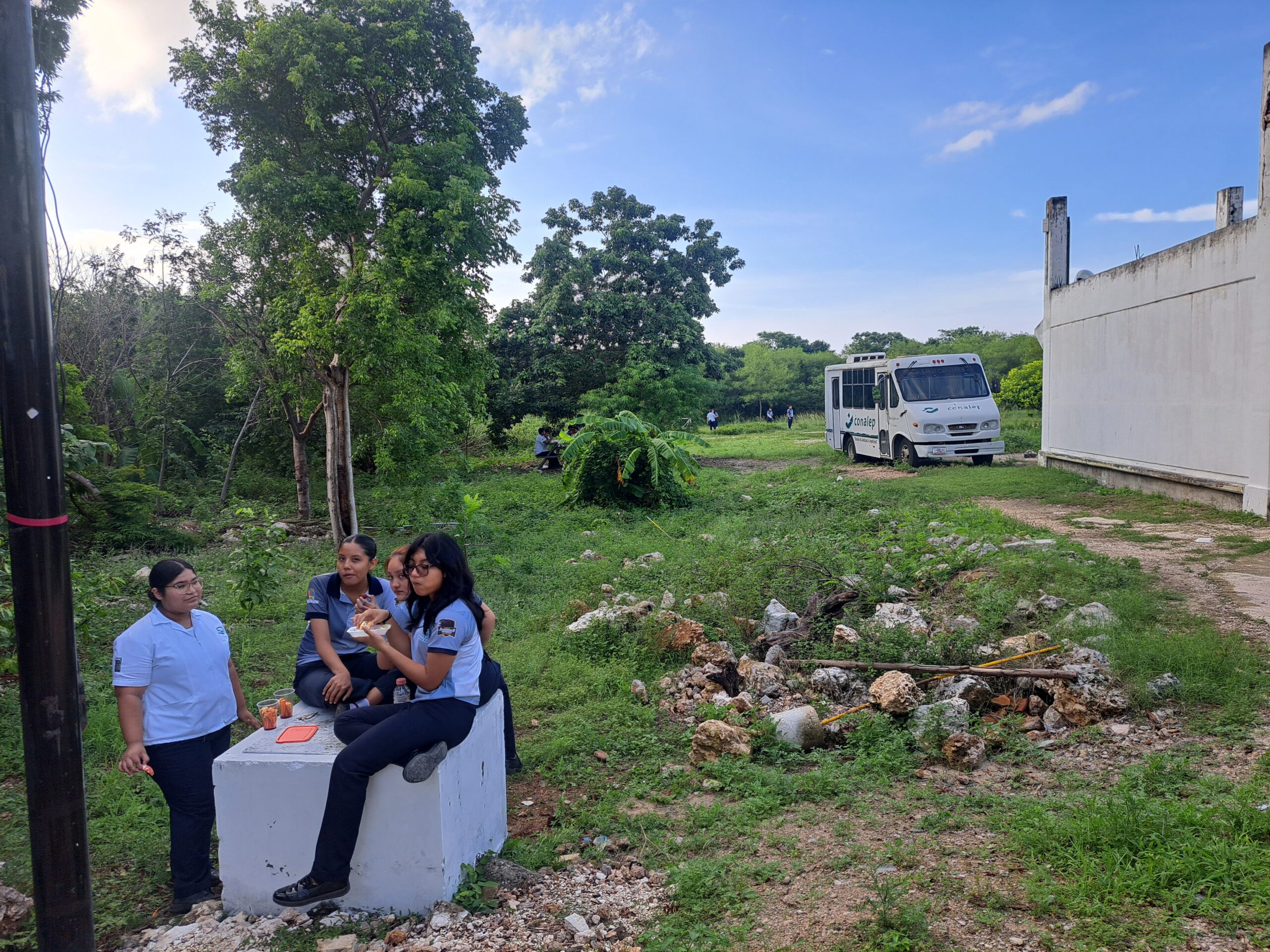 Estudiantes del CONALEP 298 Cancún III en Cancún participando en talleres de ecoladrillos y proyectos de educación ambiental para construir ECOmedores sustentables.